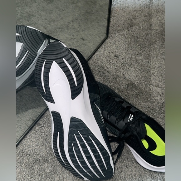 Men’s size 9 Nike - Picture 2 of 3